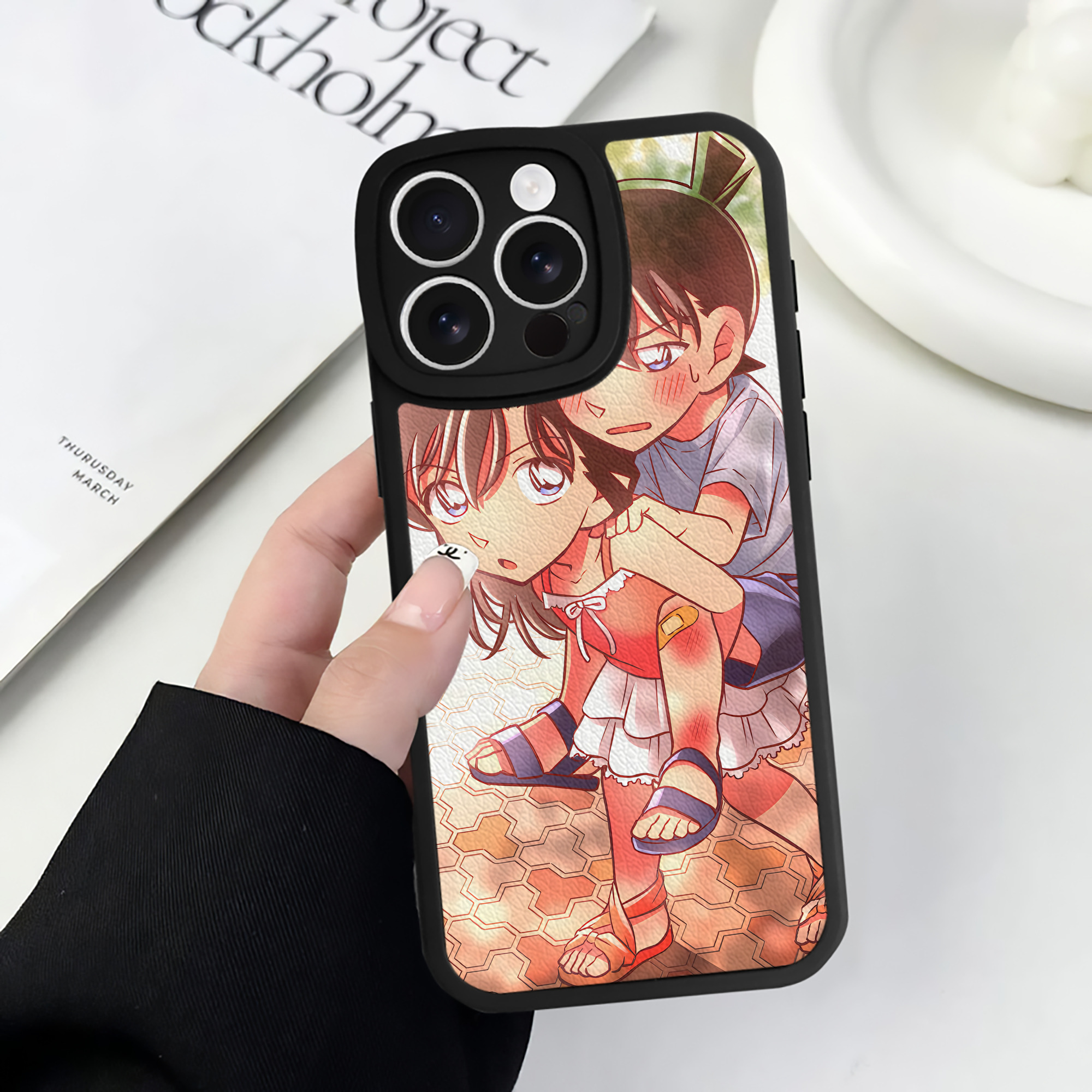 （画像用） 名探偵コナン Detective Conan 【iPhone 16シリーズ対応】シリコンスマホケース（レザー調） 材質：シリコン